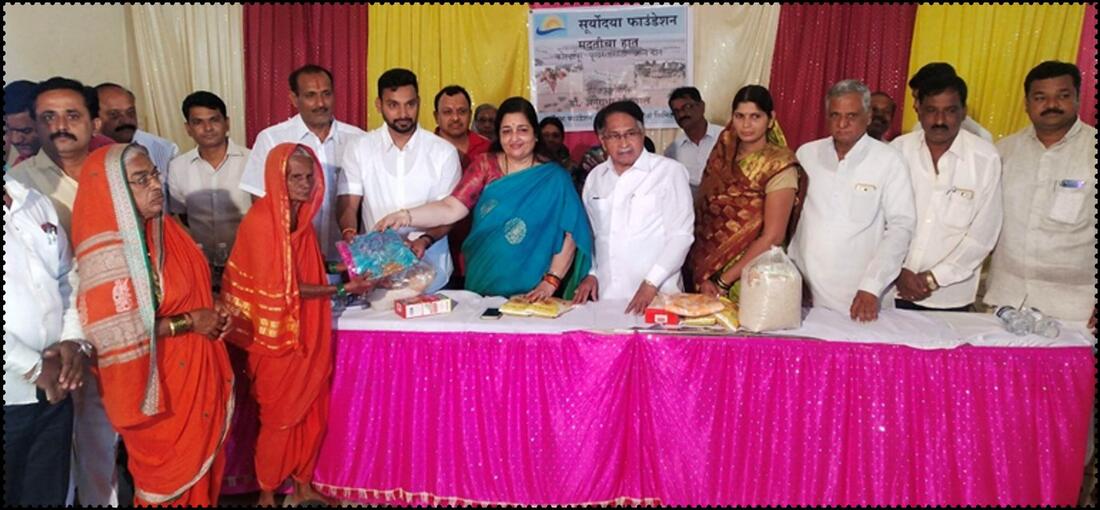 Food and saree distribution for flood-affected people in Kolhapur